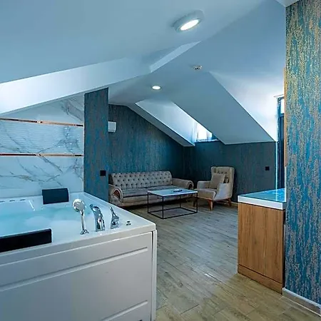 Black Palace Hotel *