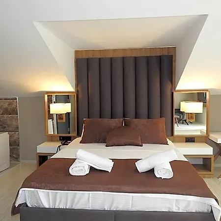 Black Palace Hotel *