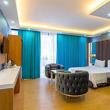 Black Palace Hotel *